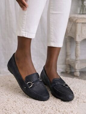 Vaneli Navy Textured Leather Loafers Size 7.5 Narrow